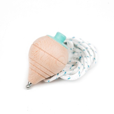 Me & Mine Pião em Madeira