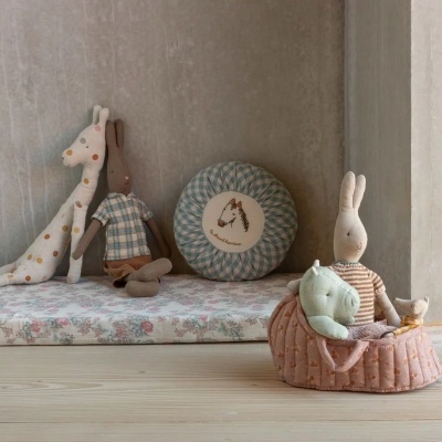 Maileg Alcofa Grande Rosa com Manta e Almofada