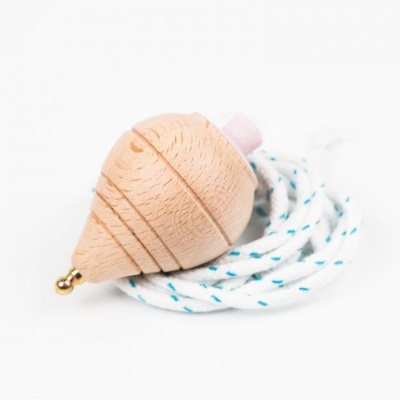 Me & Mine Pião em Madeira