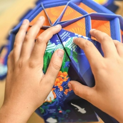 Poppik Globo Terrestre 3D + Autocolantes