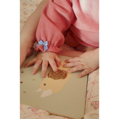 Konges Slojd Livro Sensorial Toca e Sente Animais