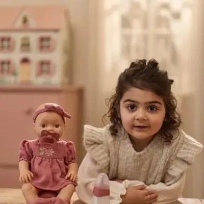 Little Dutch Boneca Livia Bebé que Bebe e Faz Chichi Little Dutch Boneca Livia Bebé que Bebe e Faz Chichi