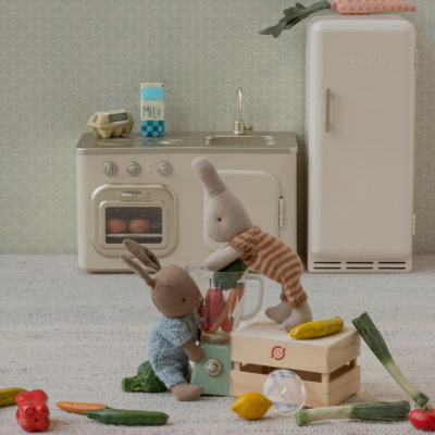 Maileg Coelhinho Micro Castanho Malha Azul Maileg Coelhinho Micro Castanho Malha Azul