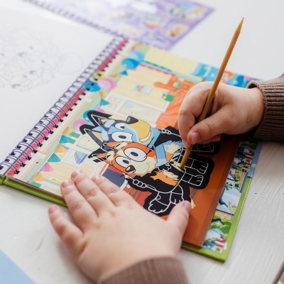 Totum Livro de Raspar e colorir Bluey