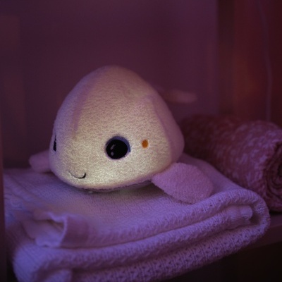 Pabobo Peluche Ruido Branco com Luz Baleia