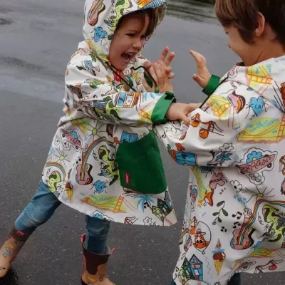 Hello Hossy Poncho de Chuva San Francisco