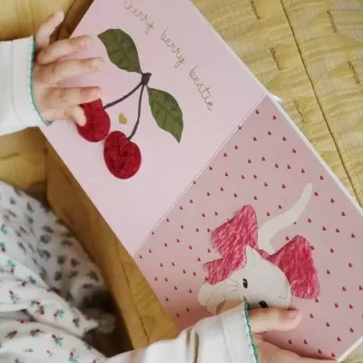 Konges Slojd Livro Sensorial Toca e Sente Unicórnio
