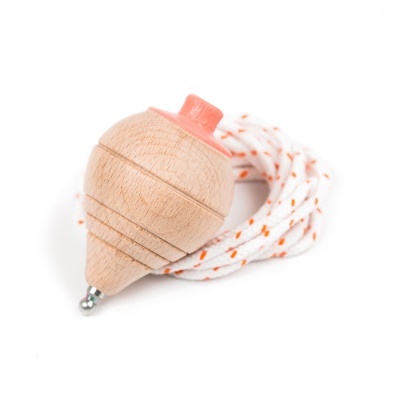 Me & Mine Pião em Madeira