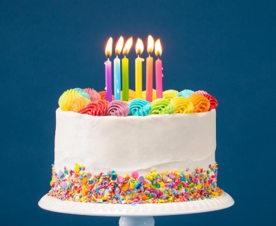 VELAS COLORIDAS DE ANIVERSÁRIO 6CM 24U