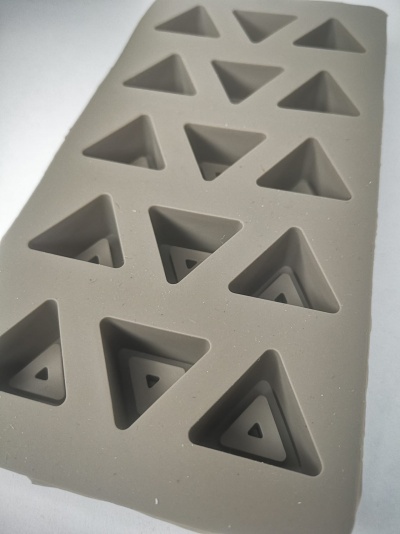 MOLDE SILICONE BOMBONS TRIANGULO