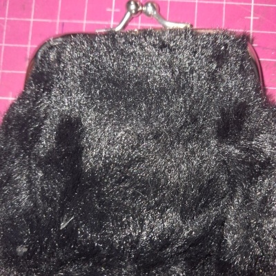 Porta moedas em pelúcia P