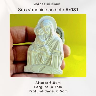 Sra c/ menino ao colo 2D