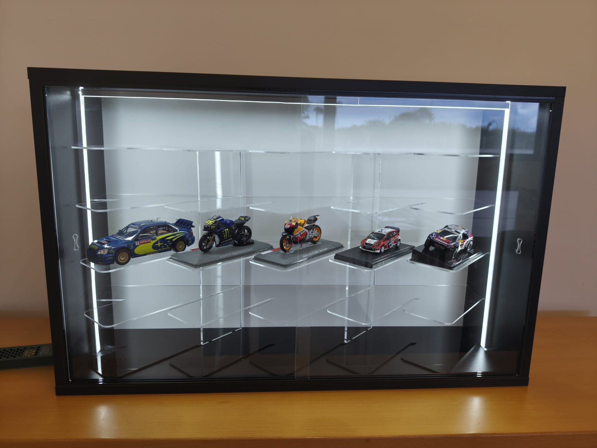 Expositor Ignition - Motas Escala 1/18 com base, Carros Escala 1/43 com base ou Carros Escala 1/24 sem base Expositor Ignition - Motas Escala 1/18 com base, Carros Escala 1/43 com base ou Carros Escala 1/24 sem base