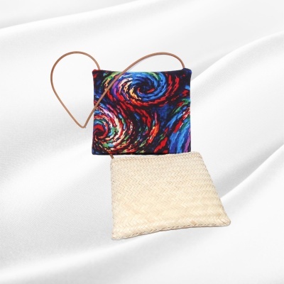 Pochette Palha c/ Alça de cabedal e capa em capulana