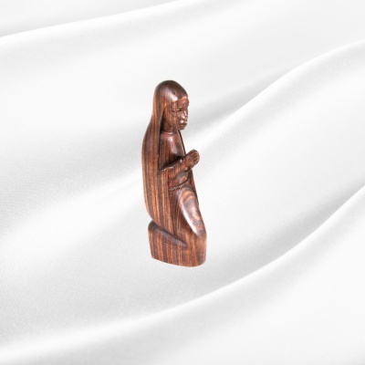 Nossa Senhora ajoelhada em Sândalo