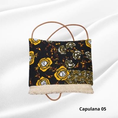 Pochette Palha c/ Alça de cabedal e capa em capulana