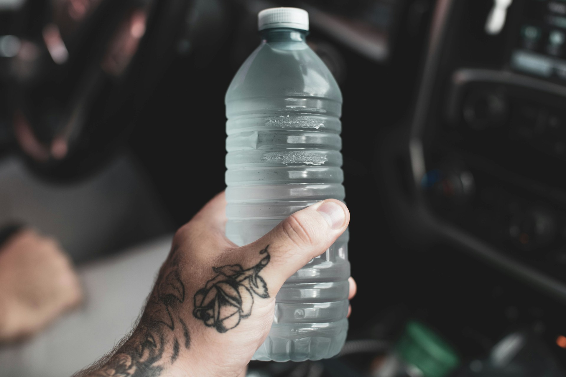 Como transformar uma garrafa de plástico num vaso de rega automática