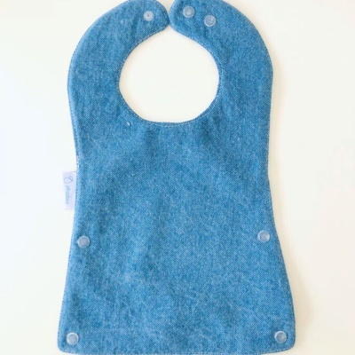 Babetes em Tecido Impermeável com Rebordo