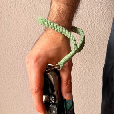 Fita de Pulso em Macramé com Mola e Argola