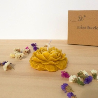 https://www.murta.eco/product/vela-de-cera-de-abelha-natural-flor-peonia