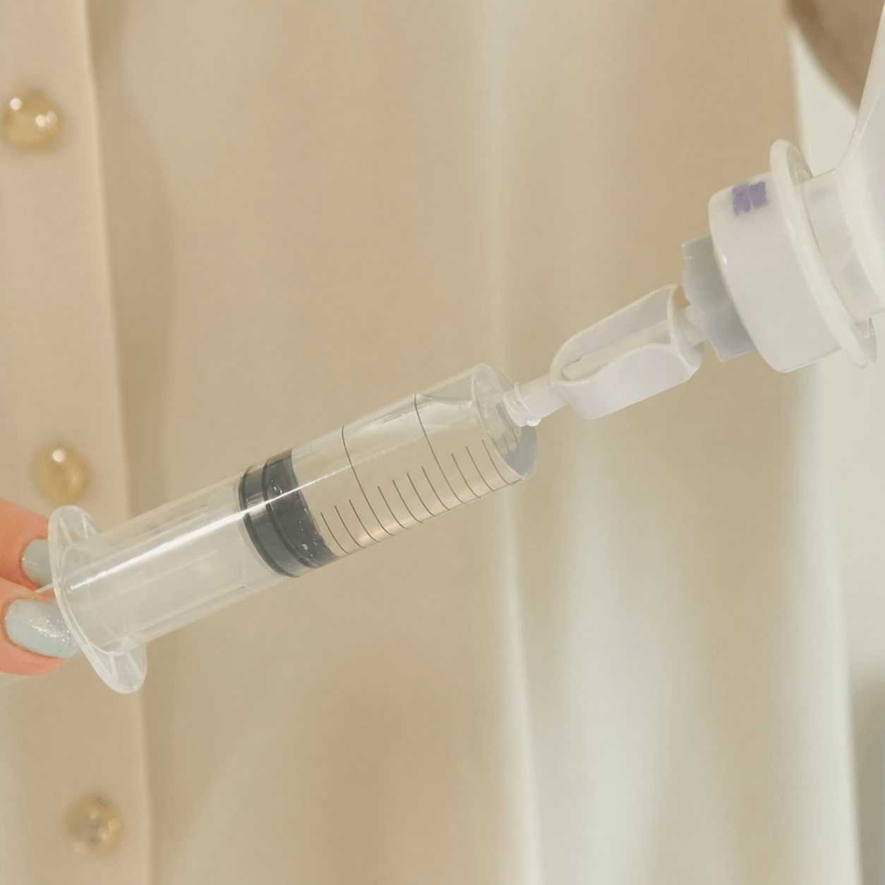 Encher a seringa para a lavagem nasal