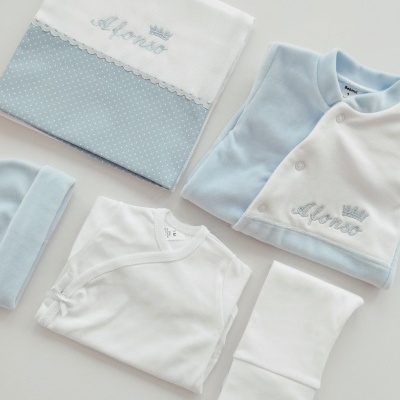 https://www.nicolalopes.pt/product/conjunto-primeira-roupinha-personalizado-azul