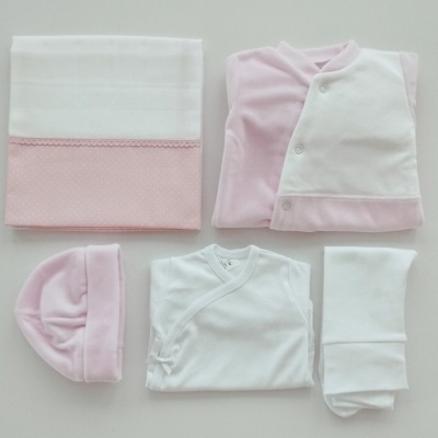 https://www.nicolalopes.pt/product/conjunto-primeira-roupinha-personalizado-rosa-bebe