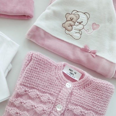 https://www.nicolalopes.pt/product/conjunto-para-bebe-rosa-velho-3