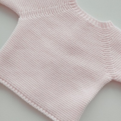 https://www.nicolalopes.pt/product/casaco-de-malha-para-bebe-rosa-bebe