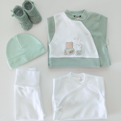 https://www.nicolalopes.pt/product/conjunto-para-bebe-verde-2