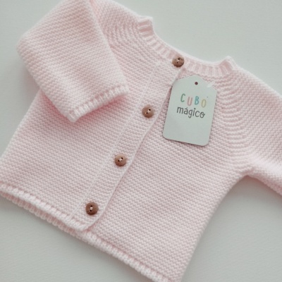 https://www.nicolalopes.pt/product/casaco-de-malha-para-bebe-rosa-bebe