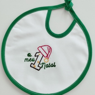 https://www.nicolalopes.pt/product/babete-verde-o-meu-primeiro-natal