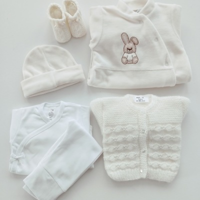 https://www.nicolalopes.pt/product/conjunto-para-bebe-perola-2