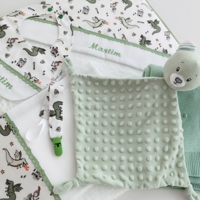 https://www.nicolalopes.pt/product/conjunto-de-bebe-completo-personalizado-verde
