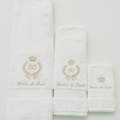 https://www.nicolalopes.pt/product/conjunto-bordado-bodas-de-ouro https://www.nicolalopes.pt/product/conjunto-bordado-bodas-de-ouro