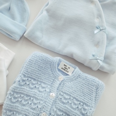 https://www.nicolalopes.pt/product/conjunto-para-bebe-azul-bebe-4