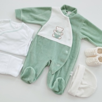 https://www.nicolalopes.pt/product/conjunto-para-bebe-verde
