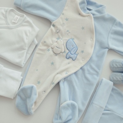 https://www.nicolalopes.pt/product/conjunto-para-bebe-azul-2