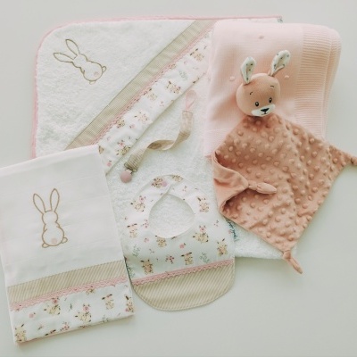 https://www.nicolalopes.pt/product/conjunto-de-bebe-completo-personalizado-rosa