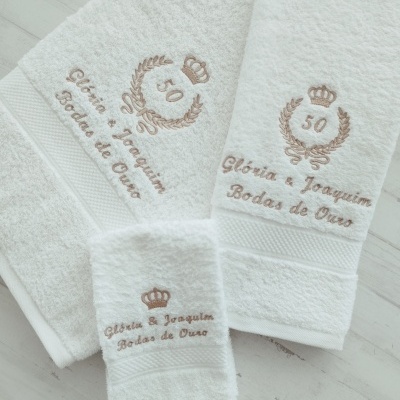 Conjunto Bordado bodas de Ouro Personalizado com Nomes Próprios Conjunto Bordado bodas de Ouro Personalizado com Nomes Próprios