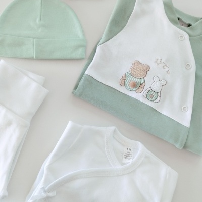 https://www.nicolalopes.pt/product/conjunto-para-bebe-verde-2