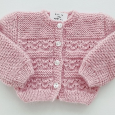 https://www.nicolalopes.pt/product/casaco-para-bebe-rosa-velho