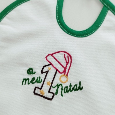 https://www.nicolalopes.pt/product/babete-verde-o-meu-primeiro-natal
