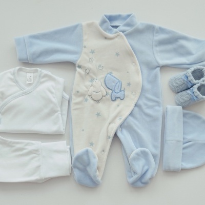 https://www.nicolalopes.pt/product/conjunto-para-bebe-azul-2
