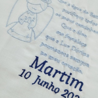 https://www.nicolalopes.pt/product/toalha-de-batismo-em-linho-personalizada
