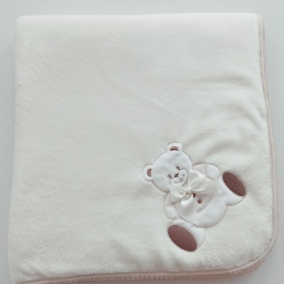 https://www.nicolalopes.pt/product/manta-polar-para-bebe-urso-perola