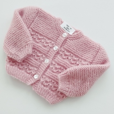 https://www.nicolalopes.pt/product/casaco-para-bebe-rosa-velho