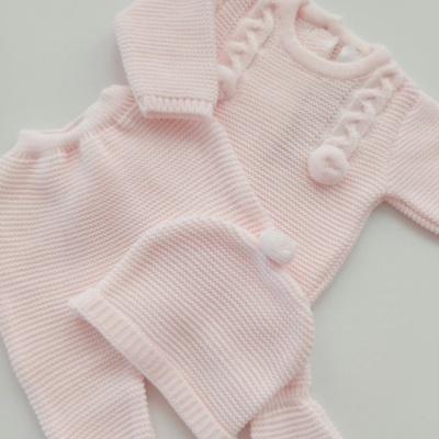 https://www.nicolalopes.pt/product/conjunto-em-malha-para-bebe-rosa-bebe