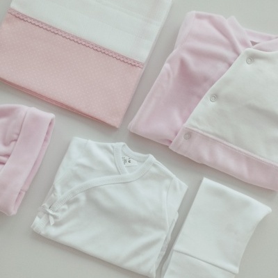 https://www.nicolalopes.pt/product/conjunto-primeira-roupinha-personalizado-rosa-bebe