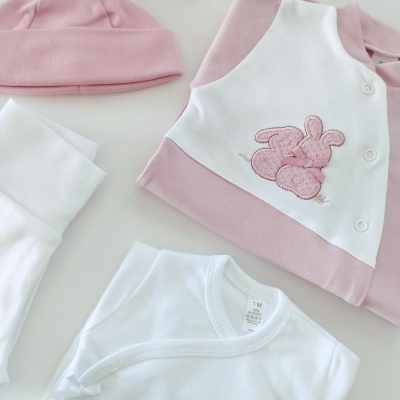 https://www.nicolalopes.pt/product/conjunto-para-bebe-rosa-velho-5